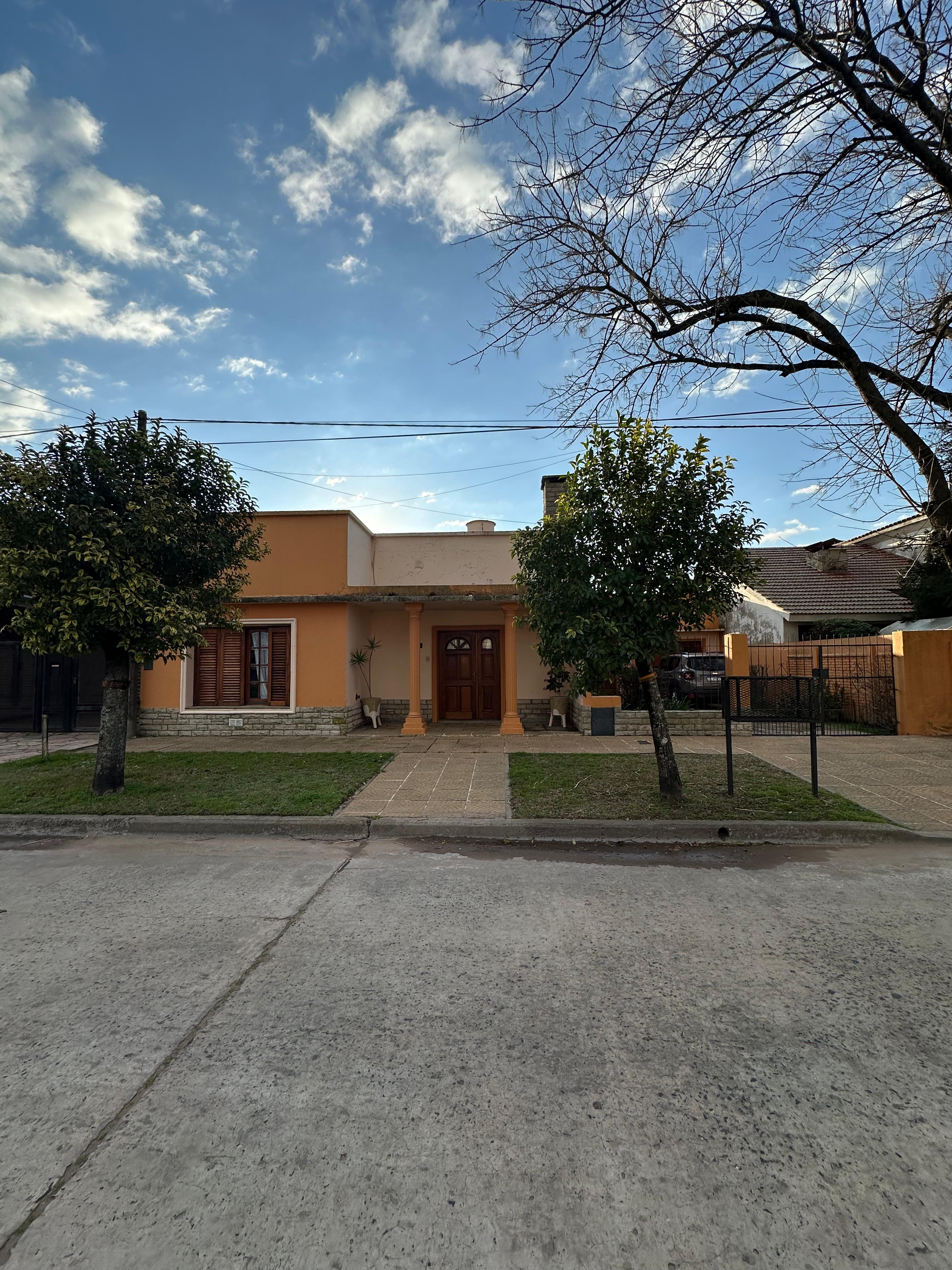 Vivienda con quincho y patio.